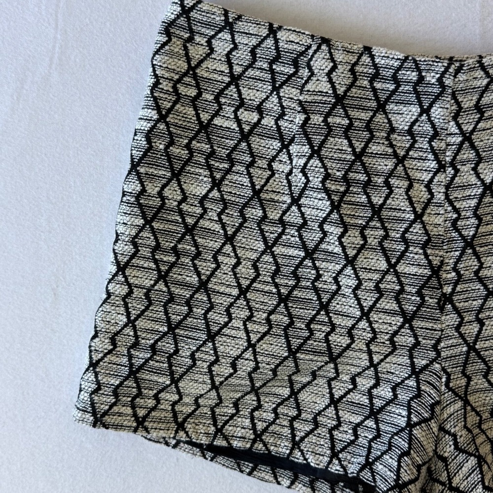 Love 21 Black White Geometric Diamond Jacquard Shorts Size M side zip‎ - Picture 4 of 11